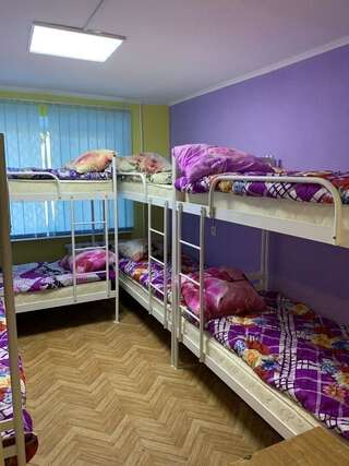 Хостелы Хостел Космос Днепр Спальное место на двухъярусной кровати в общем номере для мужчин-1